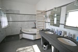 Expose mit Bildern H�user aus Wiesbaden - Immobilienmakler Luxor Liegenschaften