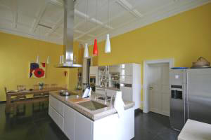 Traumk�che, Einbauk�che, Kochinsel, Naturstein, Granitboden, Altbau, hohe Decken, Gas, weiss, wei�e Fronten