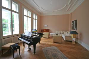 Wohnzimmer, Salon mit Fl�gel, tolle Stuckdecke, Fischgr�t Parkett, Eiche, LUXOR Immobilien Wiesbaden Villa