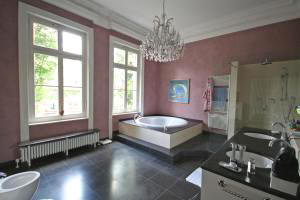 Luxusbad, Bad, Whirlpool, runde Badewanne, gemauerte Dusche, Glasdusche, bodengleich, Fu�bodenheizung, Wiesbadener Villengebiete - LUXOR Immobilien verkaufen Altbauvillen und Schl�sser